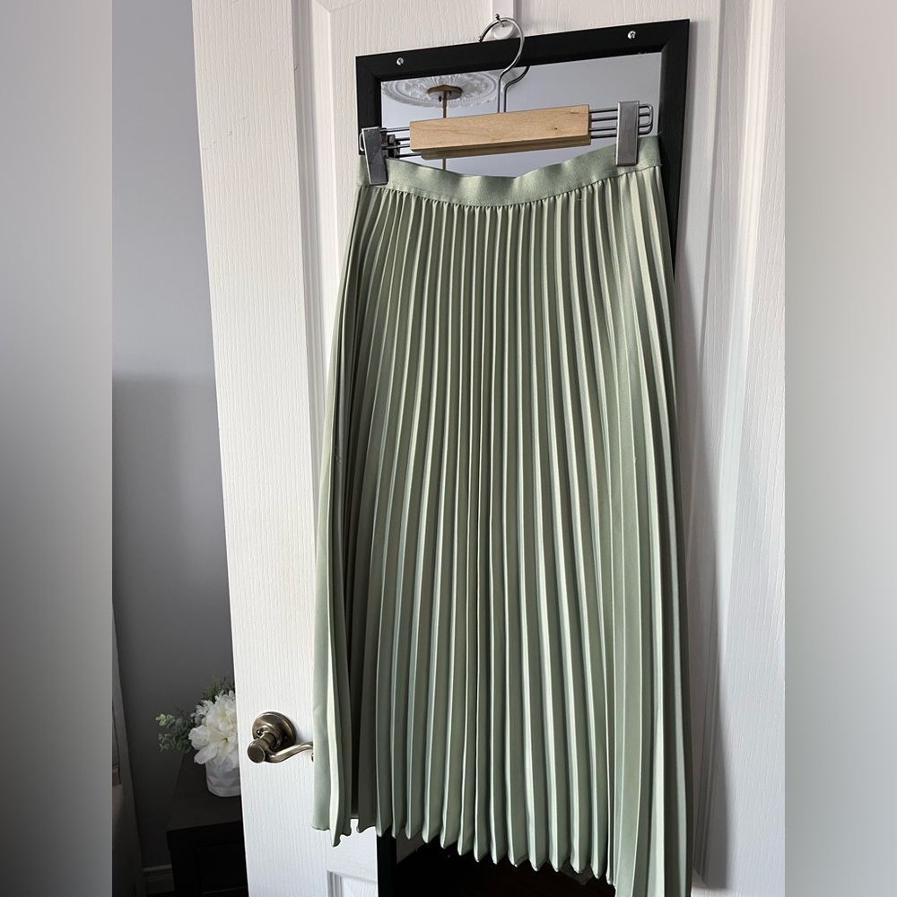 H&M pleated mint green skirt